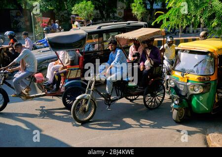 Agra, Uttar Pradesh / Indien - 5. Oktober 2019: Tuk Tuks in den Straßen von Agra, Indien Stockfoto