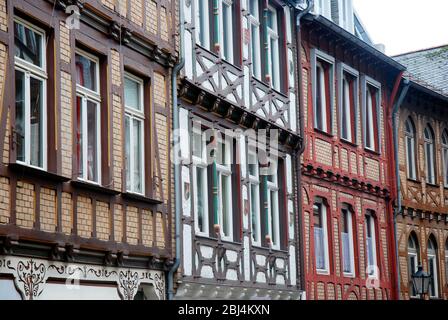 Typische Fassaden der mittelalterlichen Stadtarchitektur in Marburg, Deutschland Stockfoto