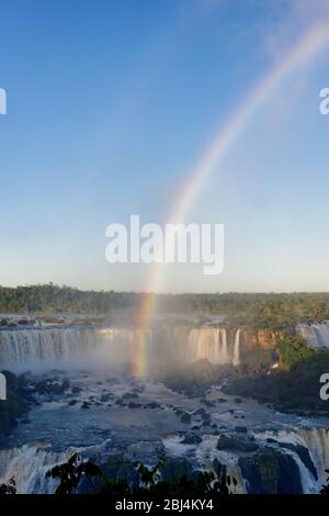 Regenbogen über den strömenden Strömen des Devils Kehlwasserfalls, Teil der Iguacu Wasserfälle, Brasilien, Südamerika Stockfoto