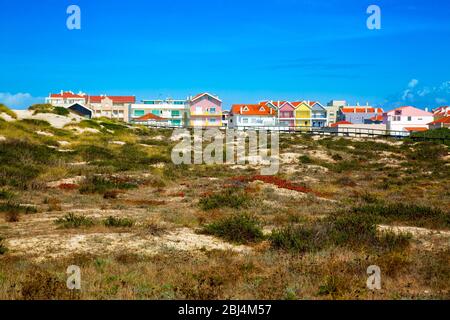 Costa Nova, Portugal: Bunt gestreifte Strandhäuser namens Palheiros an der Atlantikküste bei Aveiro. Stockfoto