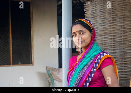 Indische Frau in Sari bei ihrem Haus im Dorf Stockfoto