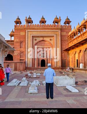 Agra, Uttar Pradesh / Indien - 5. Oktober 2019: Mann, der in der Jama Masjid Moschee in Fatehpur Sikri in Agra, Uttar Pradesh, Indien betet Stockfoto