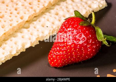 Frische Erdbeeren und diabetische Diät knirscht - knusprige Waffeln Brot aus Weizen, Textur close-up Stockfoto