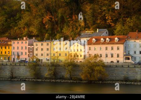 Donau-Uferhäuser, Passau, Bayern, Deutschland Stockfoto