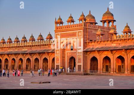 Agra, Uttar Pradesh / Indien - 5. Oktober 2019: Touristen besuchen Jama Masjid Moschee in Fatehpur Sikri, Agra, Indien Stockfoto