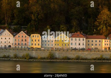 Donau-Uferhäuser, Passau, Bayern, Deutschland Stockfoto