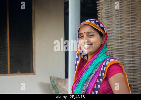 Indische Frau in Sari bei ihrem Haus im Dorf Stockfoto