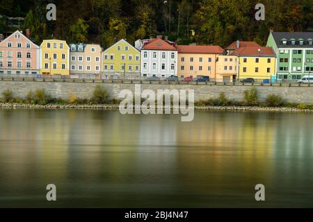 Donau-Uferhäuser, Passau, Bayern, Deutschland Stockfoto