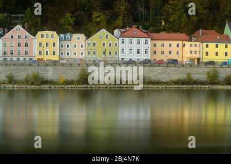 Donau-Uferhäuser, Passau, Bayern, Deutschland Stockfoto