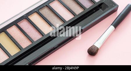 Augenschatten pallete setzen pastellbraune Farben und bürsten vor rosafarbenem Hintergrund, Nahaufnahme. Professionelle Werkzeuge für Make-up, Beauty-Salon, Kosmetik c Stockfoto