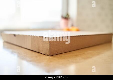 Brauner Pappkarton Pizza Pappschachtel isoliert auf dem Tisch. Stockfoto