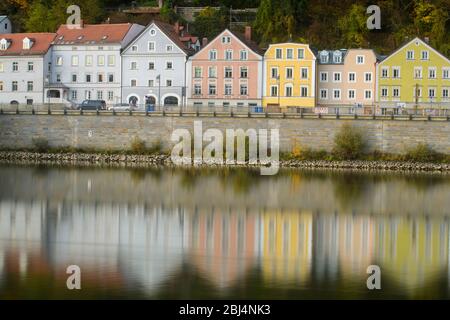 Donau-Uferhäuser, Passau, Bayern, Deutschland Stockfoto