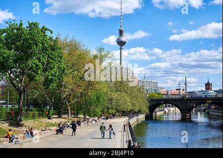 Berlin, Deutschland - 26. April 2020: Blick auf den Berliner Fernsehturm aus Richtung Museumsinsel, die mitten in der Stadt in der S liegt Stockfoto