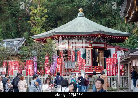 Ein Teil des Enoshima Schreines, der in Richtung Yasaka Schrein in Enoshima Island, Fujisawa, Kanagawa, Japan geht. Viele Besucher und Touristen kommen hierher. Stockfoto