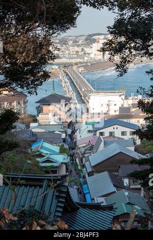 Ein Blick vom Enoshima Tempel in Richtung Henoshima Stadt unten Stockfoto