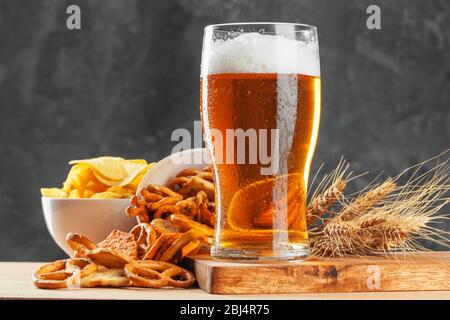 Bierglas mit Bretzel und getrockneten Würstchen Snacks liegen ganz in der Nähe Stockfoto