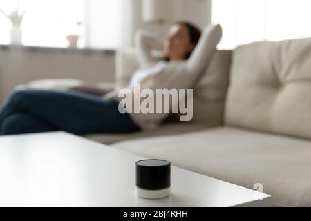 Moderner intelligenter kabelloser Lautsprecher auf dem Tisch zu Hause Stockfoto