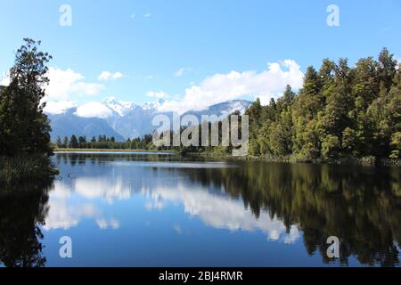 Schöner See Matheson in Neuseeland mit fantastischen Reflexionen von Mount Cook, Mount Tasman und den Wolken im Wasser. Stockfoto