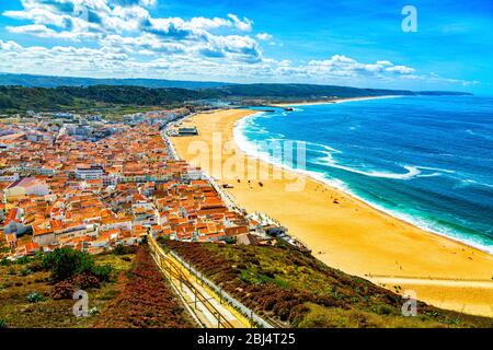 Nazare, Portugal: Panorama der Stadt Nazare und des Atlantischen Ozeans vom Aussichtspunkt auf dem Hügel Nazare Sitio Stockfoto