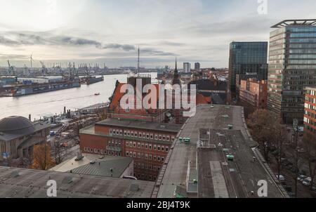 Hamburg, Deutschland - 26. November 2018: Hamburger Hafenansicht, gewöhnliche Menschen und Autos sind auf der Straße Stockfoto