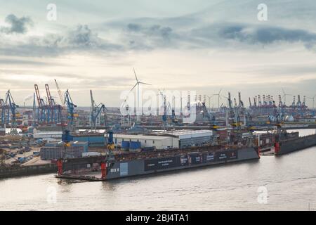 Hamburg, Deutschland - 26. November 2018: Schwimmdocks und Schiffe befinden sich auf der Elbe im Hamburger Hafen Stockfoto