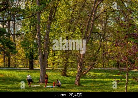 Prag, Tschechien 27/04/2020 - Familien genießen Stromovka Park nach der Quarantäneentspannung in der Tschechischen Republik an sonnigen Tagen mit Gesichtsmasken Stockfoto