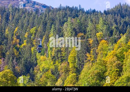 Lauterbrunnen, Herbstwald Schweiz und Seilbahn Blaumurren in Schweizer Alpen, Jungfrau-Region Stockfoto