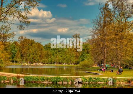 Prag, Tschechien 27/04/2020 - Familien genießen Stromovka Park nach der Quarantäneentspannung in der Tschechischen Republik an sonnigen Tagen mit Gesichtsmasken Stockfoto