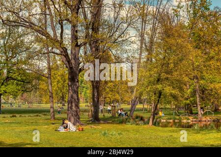 Prag, Tschechien 27/04/2020 - Familien genießen Stromovka Park nach der Quarantäneentspannung in der Tschechischen Republik an sonnigen Tagen mit Gesichtsmasken Stockfoto