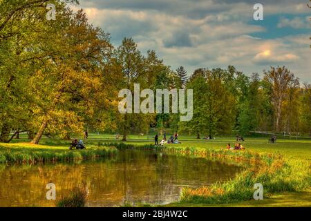 Prag, Tschechien 27/04/2020 - Familien genießen Stromovka Park nach der Quarantäneentspannung in der Tschechischen Republik an sonnigen Tagen mit Gesichtsmasken Stockfoto