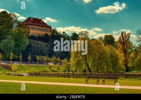 Prag, Tschechien 27/04/2020 - Familien genießen Stromovka Park nach der Quarantäneentspannung in der Tschechischen Republik an sonnigen Tagen mit Gesichtsmasken Stockfoto