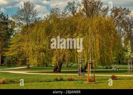 Prag, Tschechien 27/04/2020 - Familien genießen Stromovka Park nach der Quarantäneentspannung in der Tschechischen Republik an sonnigen Tagen mit Gesichtsmasken Stockfoto