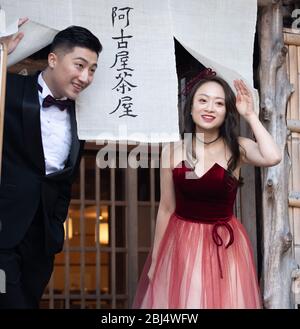 Ein Paar in der Sannenzaka Straße in Kyoto winkte Passanten und Familie zu. Sie kamen, um ihre Verlobung zu feiern, Stockfoto