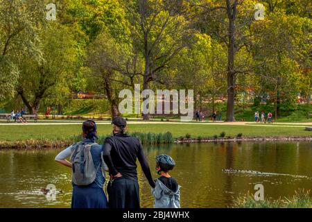 Prag, Tschechien 27/04/2020 - Familie trägt Gesichtsmasken in Vystaviste in Prag nach Quarantäneentspannung während der Corona-Virus-Pandemie Stockfoto