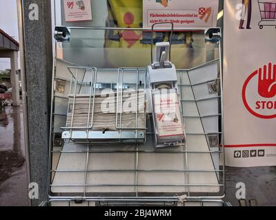 München, Bayern, Deutschland. April 2020. Eine Desinfektionsstation mit Hand- und Flächendesinfektionsmittel befindet sich in der Nähe der Warenkörbe in einem Supermarkt in München. Kredit: Sachelle Babbar/ZUMA Wire/Alamy Live News Stockfoto