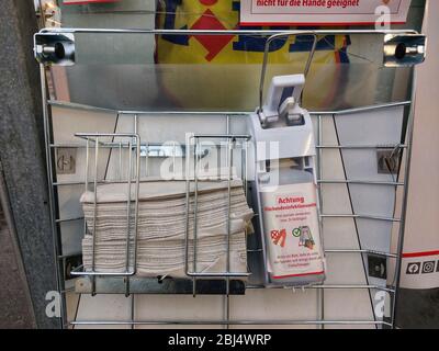 München, Bayern, Deutschland. April 2020. Eine Desinfektionsstation mit Hand- und Flächendesinfektionsmittel befindet sich in der Nähe der Warenkörbe in einem Supermarkt in München. Kredit: Sachelle Babbar/ZUMA Wire/Alamy Live News Stockfoto