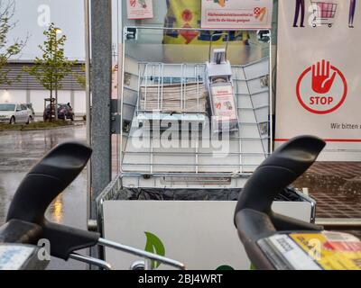 München, Bayern, Deutschland. April 2020. Eine Desinfektionsstation mit Hand- und Flächendesinfektionsmittel befindet sich in der Nähe der Warenkörbe in einem Supermarkt in München. Kredit: Sachelle Babbar/ZUMA Wire/Alamy Live News Stockfoto