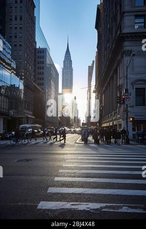 Blick auf das Chrysler Building an der 42nd Street und 5th Avenue in New York. Stockfoto