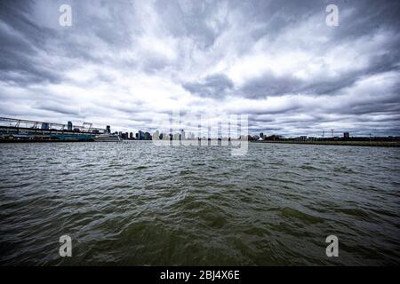 New York, N.Y/USA – 27. April 2020: Blick auf den Hudson River entlang des Parks auf der Westseite von NYC. Quelle: Gordon Donovan/Alamy Live News Stockfoto