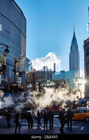 Blick auf das Chrysler Building an der 42nd Street und die Ecke Madison Avenue in New York City. Stockfoto