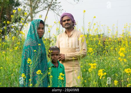 Porträt der indischen ländlichen Familie lächelnd Stockfoto