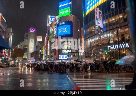 Ein Abschnitt der berühmten Shibuya Crossing, oder Shibuya Scramble Crossing, ist eine beliebte Scramble Crossing in Shibuya, Tokio, Japan. Stockfoto