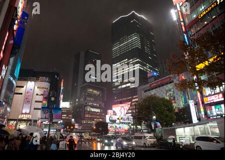 Ein Abschnitt der berühmten Shibuya Crossing, oder Shibuya Scramble Crossing, ist eine beliebte Scramble Crossing in Shibuya, Tokio, Japan. Stockfoto