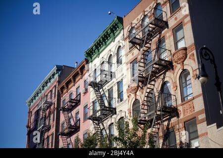 Blick auf alte Mietshäuser in Little Italy in New York City vor blauem Himmel. Stockfoto