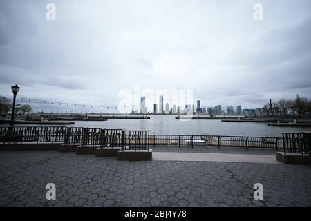 New York, N.Y/USA – 27. April 2020: Blick auf den Hudson River entlang des Parks auf der Westseite. Quelle: Gordon Donovan/Alamy Live News Stockfoto