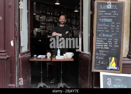 Paris, Frankreich. April 2020. Ein Barbesitzer bietet am Dienstag, den 28. April 2020, Bier zum Mitnehmen aus seinem geschlossenen Bistro in Paris, Frankreich. Der französische Premierminister kündigte heute an, dass Schutzmasken, die seit Ausbruch der Pandemie in einem schweren Mangel sind, ab dem 11. Mai für alle zugänglich sein werden. Foto von Eco Clement/UPI Quelle: UPI/Alamy Live News Stockfoto