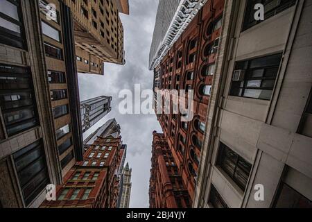 New York, N.Y/USA – 27. April 2020: Blick auf Gebäude in der Fulton Street im Financial Center. Stockfoto
