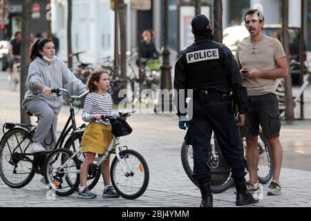 Paris, Frankreich. April 2020. Sicherheitskräfte überprüfen die Erlaubnis der Einwohner, sich in den Straßen von Paris, Frankreich, aufzuhalten, Dienstag, 28. April 2020, während das Land seine 6. Woche der Haft betritt. Der französische Premierminister kündigte heute an, dass Schutzmasken, die seit Ausbruch der Pandemie in einem schweren Mangel sind, ab dem 11. Mai für alle zugänglich sein werden. Foto von Eco Clement/UPI Quelle: UPI/Alamy Live News Stockfoto