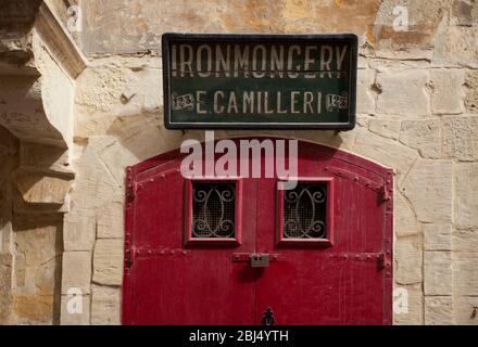 Eine Schaufenster in Valletta in Malta komplett mit Original-Schild. Stockfoto