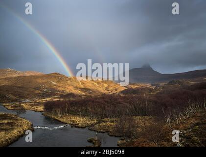 Ein Regenbogen erscheint über dem Fluss Polly, nachdem eine Sturmfront durchzieht. Stockfoto